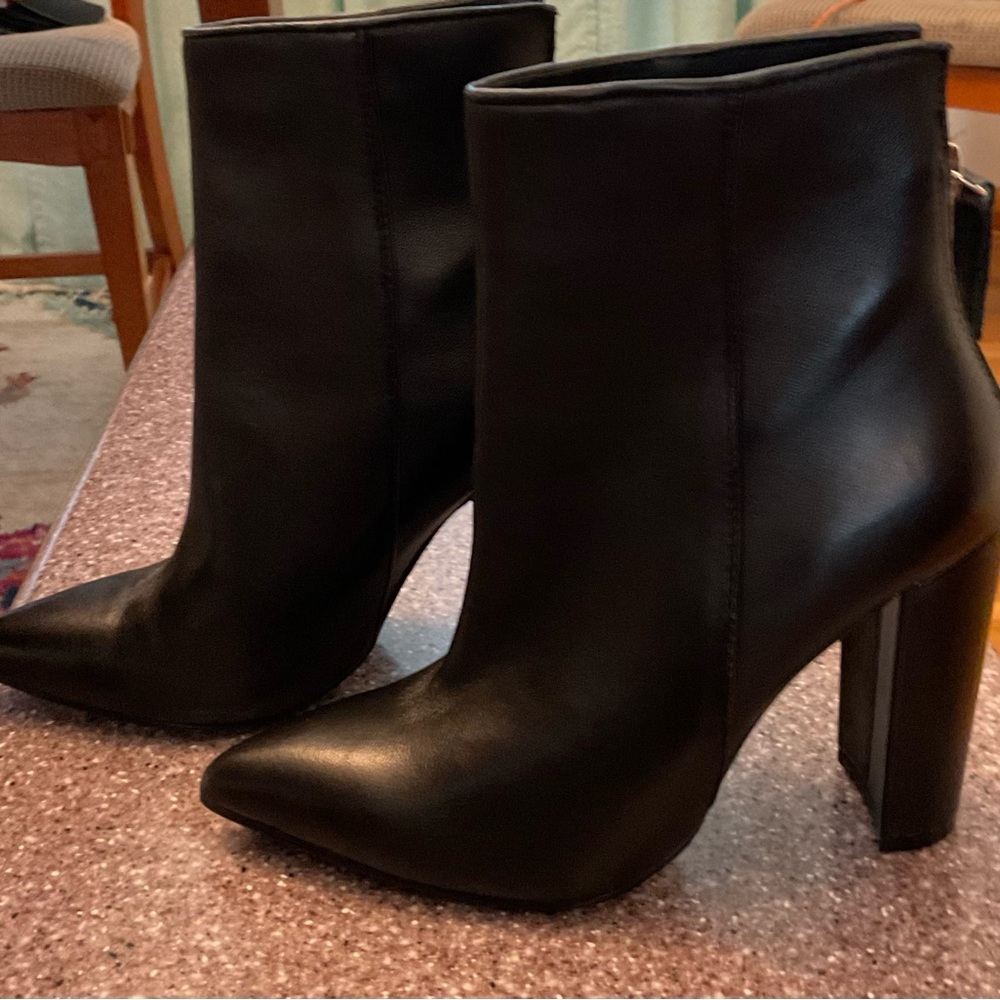 Steve Madden black leather back zip pointed toe boots size 6.